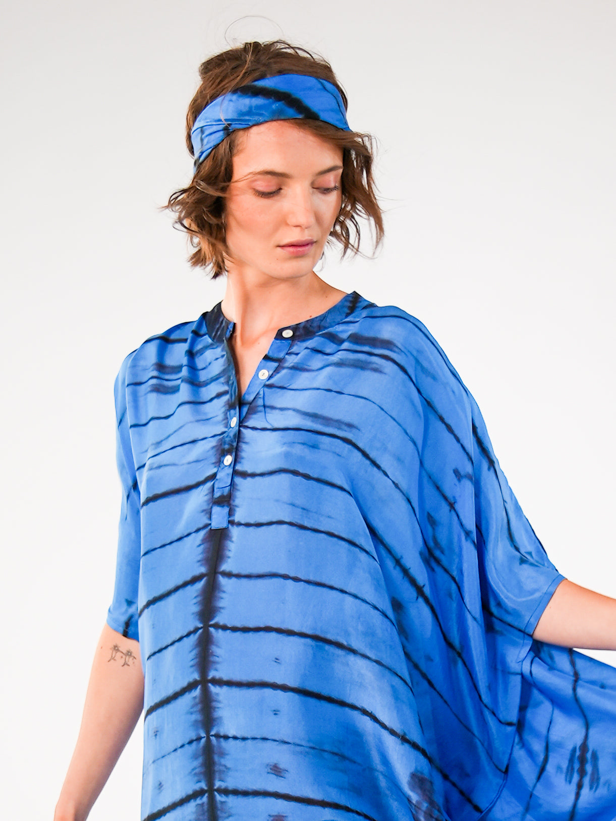 NOUS antwerp LORE silk KAFTAN ladder santorini