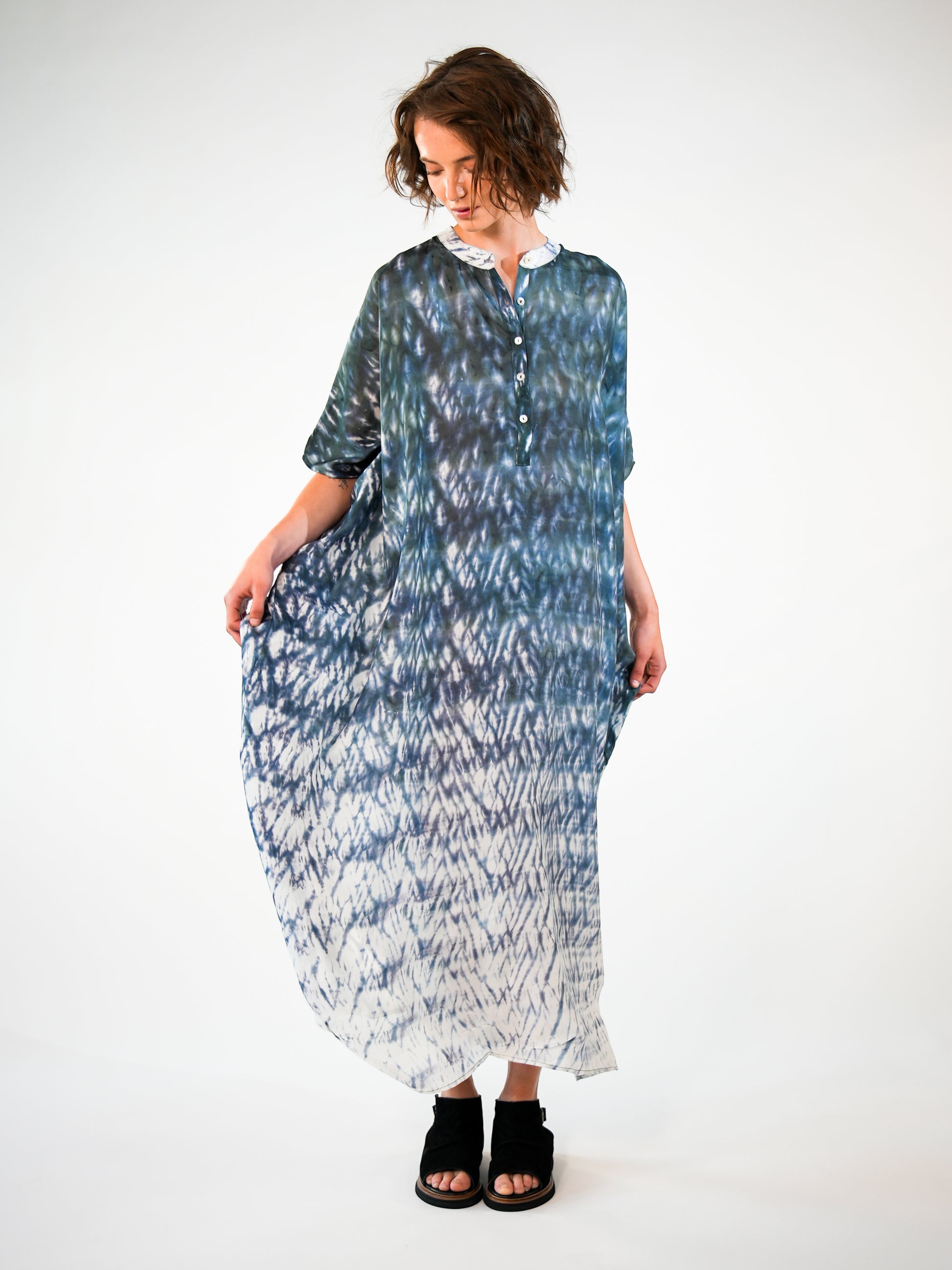 NOUS antwerp LORE silk KAFTAN waves slate
